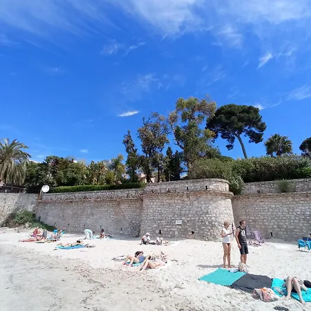 Bel En Bord De Avec Piscine Lagon Et Jardin, En Résidence Sécuriséee * Antibes