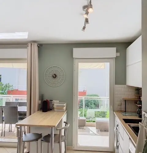 Bel En Bord De Avec Piscine Lagon Et Jardin, En Securisee