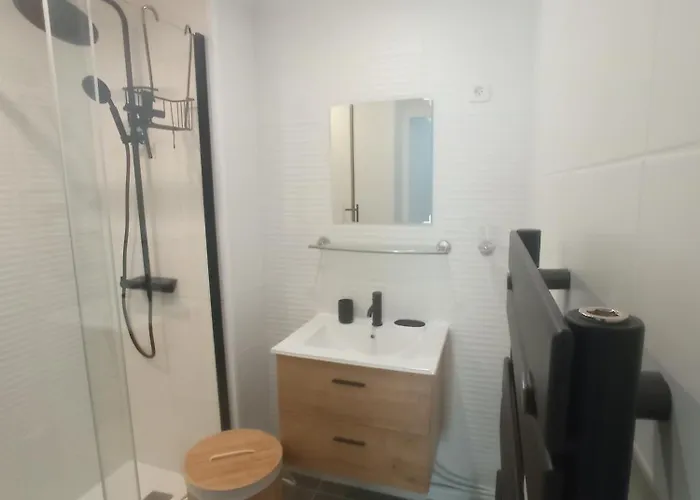 Bel En Bord De Avec Piscine Lagon Et Jardin, En Securisee