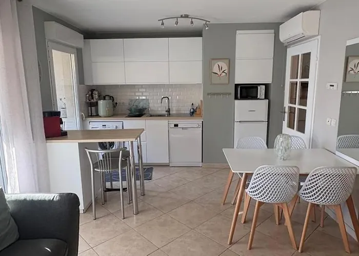 Bel En Bord De Avec Piscine Lagon Et Jardin, En Securisee *