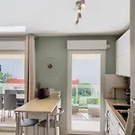 Bel En Bord De Avec Piscine Lagon Et Jardin, En Securisee