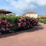 Bel En Bord De Avec Piscine Lagon Et Jardin, En Securisee *