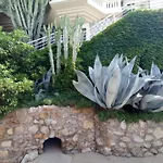 Bel En Bord De Avec Piscine Lagon Et Jardin, En Securisee Αντίμπ