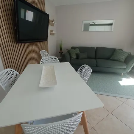 Bel En Bord De Avec Piscine Lagon Et Jardin, En Securisee