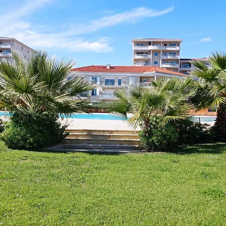 Bel En Bord De Avec Piscine Lagon Et Jardin, En Securisee *