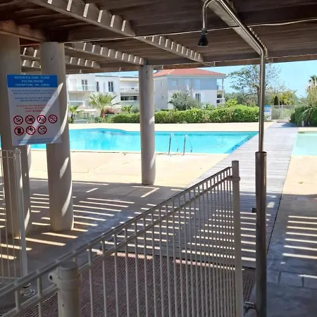 Bel En Bord De Avec Piscine Lagon Et Jardin, En Securisee