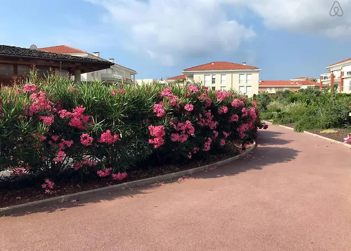 Bel En Bord De Avec Piscine Lagon Et Jardin, En Securisee *