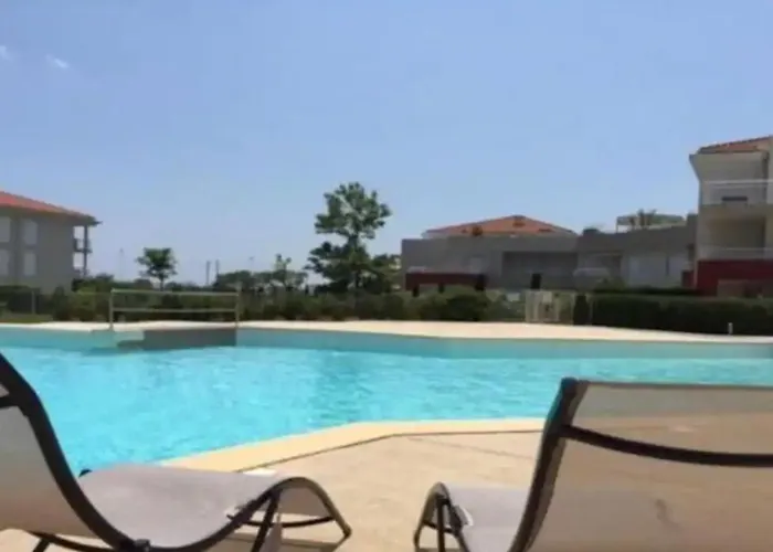 Bel En Bord De Avec Piscine Lagon Et Jardin, En Securisee