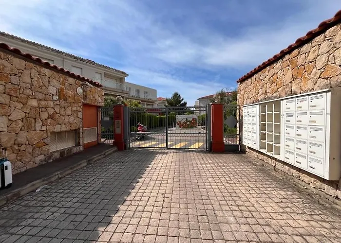 Bel En Bord De Avec Piscine Lagon Et Jardin, En Securisee *