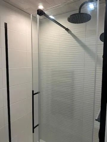 Bel En Bord De Avec Piscine Lagon Et Jardin, En Securisee