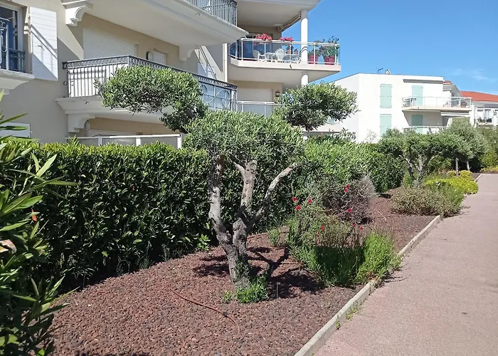 Bel En Bord De Avec Piscine Lagon Et Jardin, En Securisee Antibes